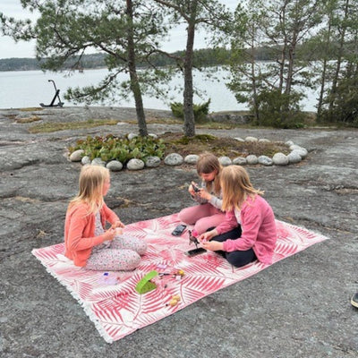Sisustusviltti, torkkupeitto ja jättipyyhe  – Punainen viltti terassille ja piknikille (140x170 cm) - Monikäyttöinen ja kevyt pyyhe toimii reissukumppanina ja kodin sekä terassin sisustamiseen.