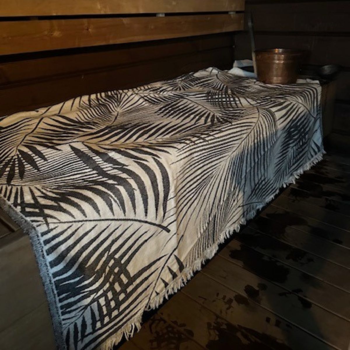 Sisustusviltti, torkkupeitto ja jättipyyhe  – Sininen viltti terassille ja piknikille (140x170 cm) - Monikäyttöinen ja kevyt pyyhe toimii reissukumppanina ja kodin sekä terassin sisustamiseen.