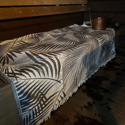 Sisustusviltti, torkkupeitto ja jättipyyhe  – Sininen viltti terassille ja piknikille (140x170 cm) - Monikäyttöinen ja kevyt pyyhe toimii reissukumppanina ja kodin sekä terassin sisustamiseen.