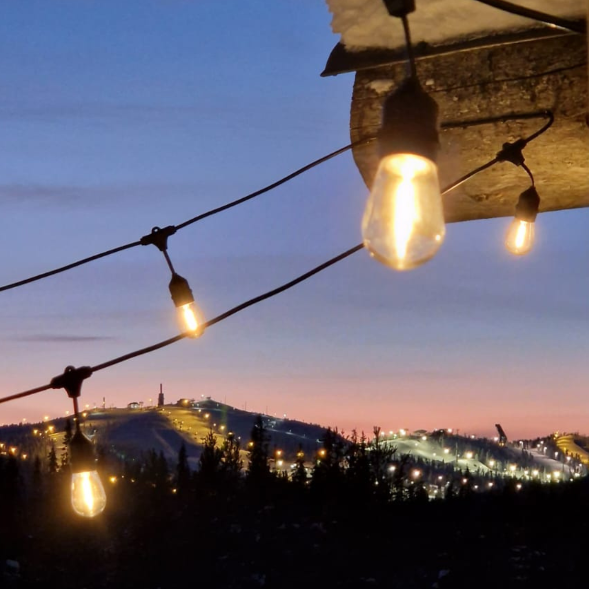 SELED ULKOVALOSARJA /VALOKETJU ULKOKÄYTTÖÖN VAIHDETTAVILLA E27 LED -LAMPUILLA. 20m / 40 lamppua