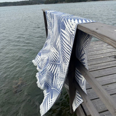 Sisustusviltti, torkkupeitto ja jättipyyhe  – Sininen viltti terassille ja piknikille (140x170 cm) - Monikäyttöinen ja kevyt pyyhe toimii reissukumppanina ja kodin sekä terassin sisustamiseen.