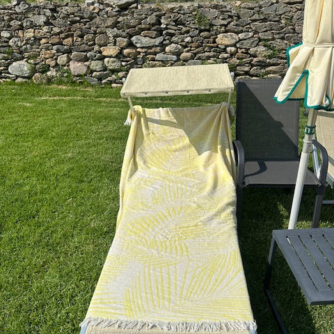 Sisustusviltti, torkkupeitto ja jättipyyhe  – Keltainen viltti terassille ja piknikille (140x170 cm) - Monikäyttöinen ja kevyt pyyhe toimii reissukumppanina ja kodin sekä terassin sisustamiseen.