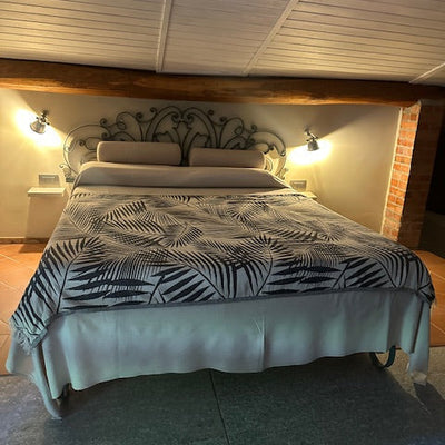 Sisustusviltti, torkkupeitto ja jättipyyhe  – musta-harmaa viltti terassille (140x170 cm) - Monikäyttöinen ja kevyt pyyhe toimii reissukumppanina ja kodin sekä terassin sisustamiseen.