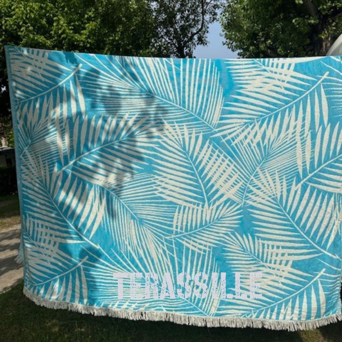 Sisustusviltti, torkkupeitto ja jättipyyhe  – Turkoosi viltti terassille (140x170 cm) - Monikäyttöinen ja kevyt pyyhe toimii reissukumppanina ja kodin sekä terassin sisustamiseen.