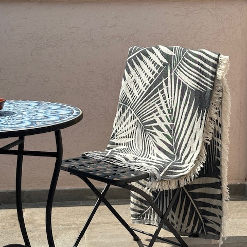 Sisustusviltti, torkkupeitto ja jättipyyhe  – musta-harmaa viltti terassille (140x170 cm) - Monikäyttöinen ja kevyt pyyhe toimii reissukumppanina ja kodin sekä terassin sisustamiseen.