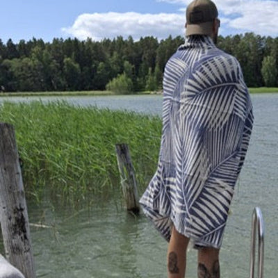 Sisustusviltti, torkkupeitto ja jättipyyhe  – Sininen viltti terassille ja piknikille (140x170 cm) - Monikäyttöinen ja kevyt pyyhe toimii reissukumppanina ja kodin sekä terassin sisustamiseen.