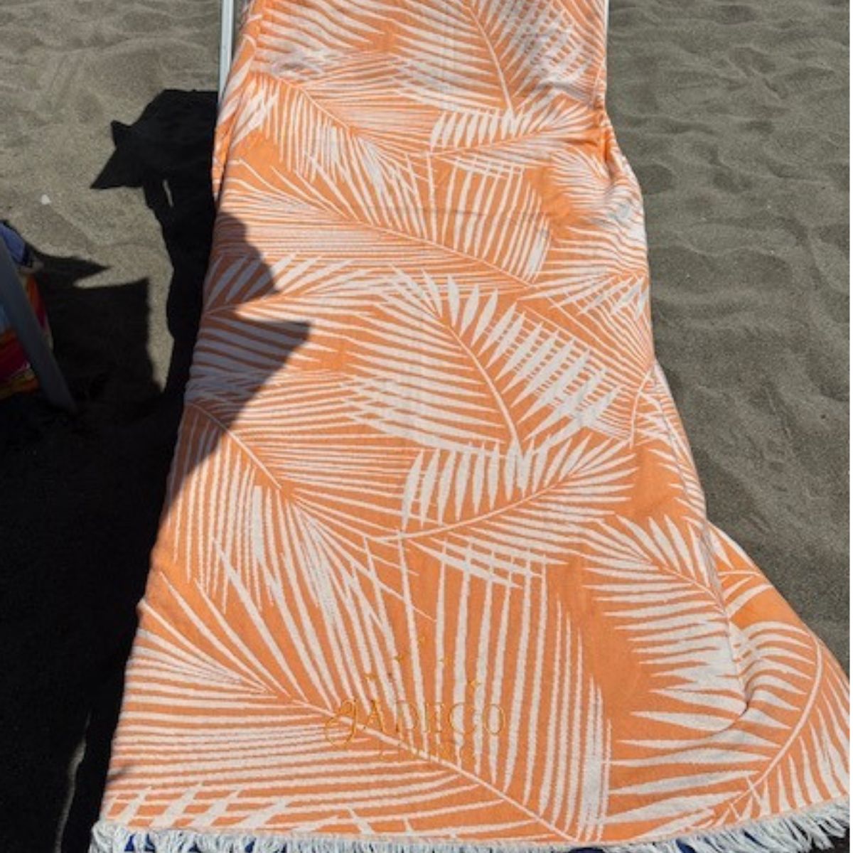 Sisustusviltti, torkkupeitto ja jättipyyhe  – Oranssi viltti terassille ja piknikille (140x170 cm) - Monikäyttöinen ja kevyt pyyhe toimii reissukumppanina ja kodin sekä terassin sisustamiseen.