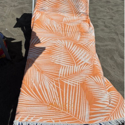 Sisustusviltti, torkkupeitto ja jättipyyhe  – Oranssi viltti terassille ja piknikille (140x170 cm) - Monikäyttöinen ja kevyt pyyhe toimii reissukumppanina ja kodin sekä terassin sisustamiseen.