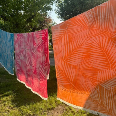 Sisustusviltti, torkkupeitto ja jättipyyhe  – Pinkki viltti terassille ja piknikille (140x170 cm) - Monikäyttöinen ja kevyt pyyhe toimii reissukumppanina ja kodin sekä terassin sisustamiseen.