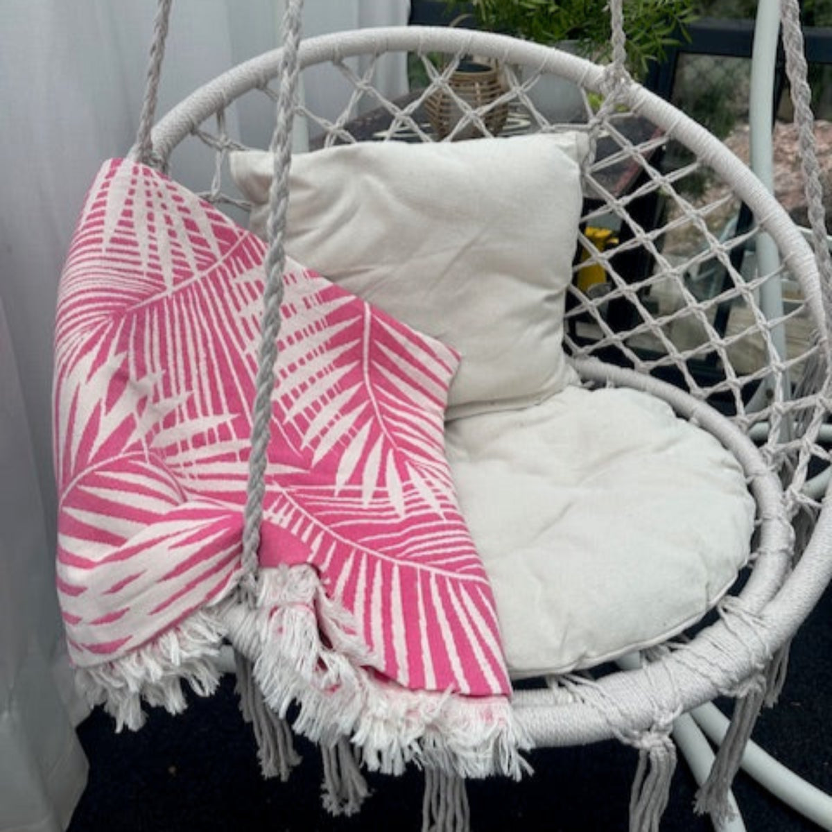 Sisustusviltti, torkkupeitto ja jättipyyhe  – Pinkki viltti terassille ja piknikille (140x170 cm) - Monikäyttöinen ja kevyt pyyhe toimii reissukumppanina ja kodin sekä terassin sisustamiseen.