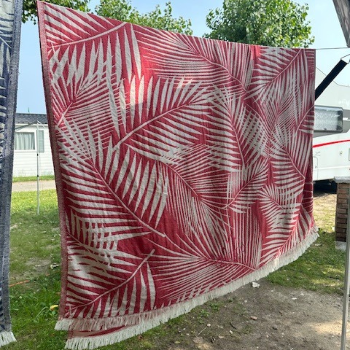 Sisustusviltti, torkkupeitto ja jättipyyhe  – Punainen viltti terassille ja piknikille (140x170 cm) - Monikäyttöinen ja kevyt pyyhe toimii reissukumppanina ja kodin sekä terassin sisustamiseen.