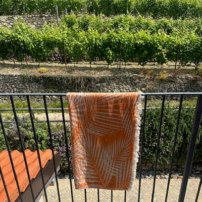 Sisustusviltti, torkkupeitto ja jättipyyhe  – Oranssi viltti terassille ja piknikille (140x170 cm) - Monikäyttöinen ja kevyt pyyhe toimii reissukumppanina ja kodin sekä terassin sisustamiseen.