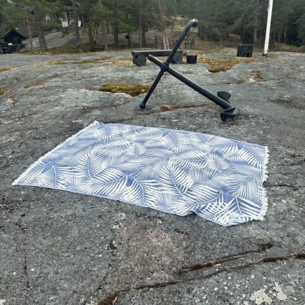 Sisustusviltti, torkkupeitto ja jättipyyhe  – Sininen viltti terassille ja piknikille (140x170 cm) - Monikäyttöinen ja kevyt pyyhe toimii reissukumppanina ja kodin sekä terassin sisustamiseen.