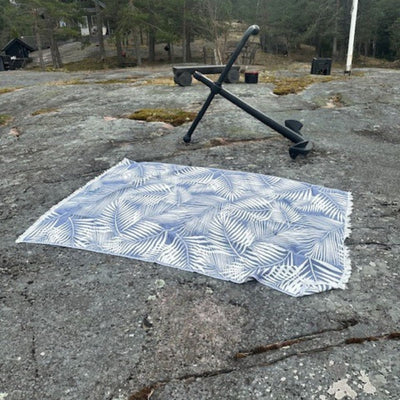 Sisustusviltti, torkkupeitto ja jättipyyhe  – Sininen viltti terassille ja piknikille (140x170 cm) - Monikäyttöinen ja kevyt pyyhe toimii reissukumppanina ja kodin sekä terassin sisustamiseen.