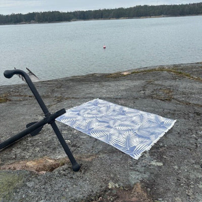 Sisustusviltti, torkkupeitto ja jättipyyhe  – Sininen viltti terassille ja piknikille (140x170 cm) - Monikäyttöinen ja kevyt pyyhe toimii reissukumppanina ja kodin sekä terassin sisustamiseen.