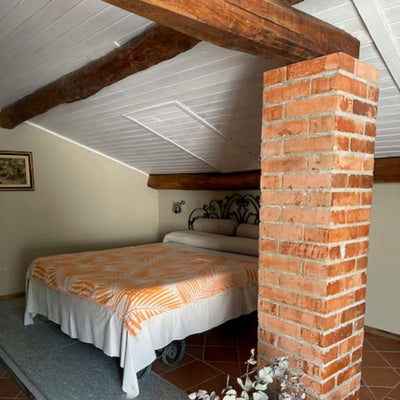 Sisustusviltti, torkkupeitto ja jättipyyhe  – Oranssi viltti terassille ja piknikille (140x170 cm) - Monikäyttöinen ja kevyt pyyhe toimii reissukumppanina ja kodin sekä terassin sisustamiseen.