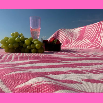 Sisustusviltti, torkkupeitto ja jättipyyhe  – Pinkki viltti terassille ja piknikille (140x170 cm) - Monikäyttöinen ja kevyt pyyhe toimii reissukumppanina ja kodin sekä terassin sisustamiseen.